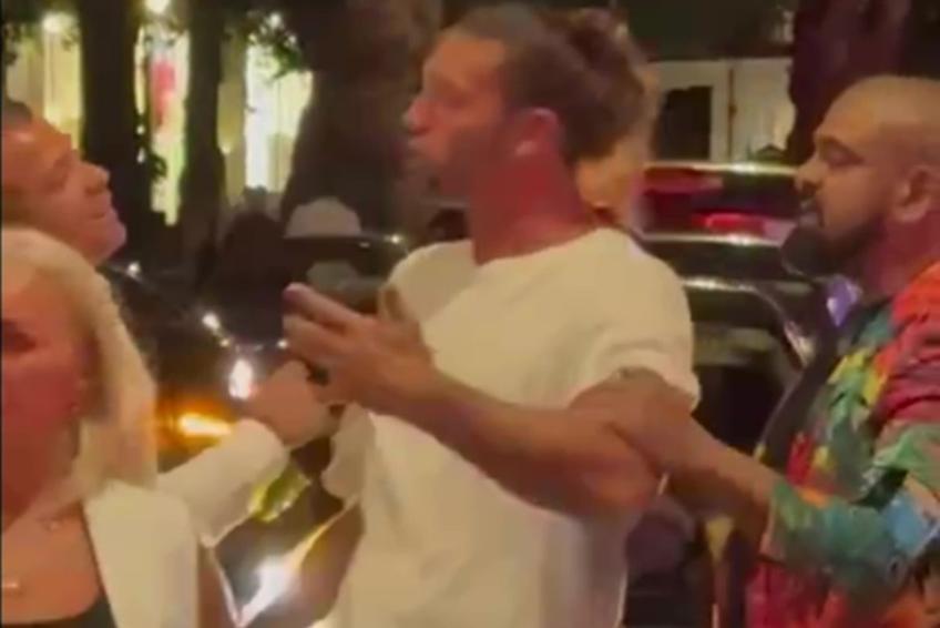 Andy Carroll s-a ales cu cămașa ruptă, după ce s-a bătut în stare de ebrietate / Foto: captură de ecran „The Sun”