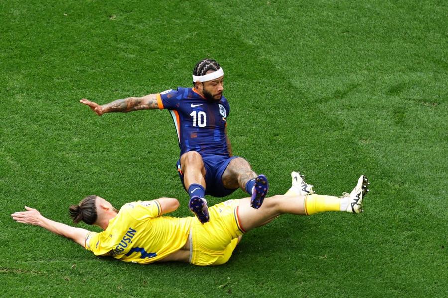 Radu Drăgușin, încercând un tackling la Memphis Depay, golgheterul Țărilor de Jos, sau imaginea duelului din „optimea” de la Munchen / Foto: Imago Cenușăreasa de la miezul nopții