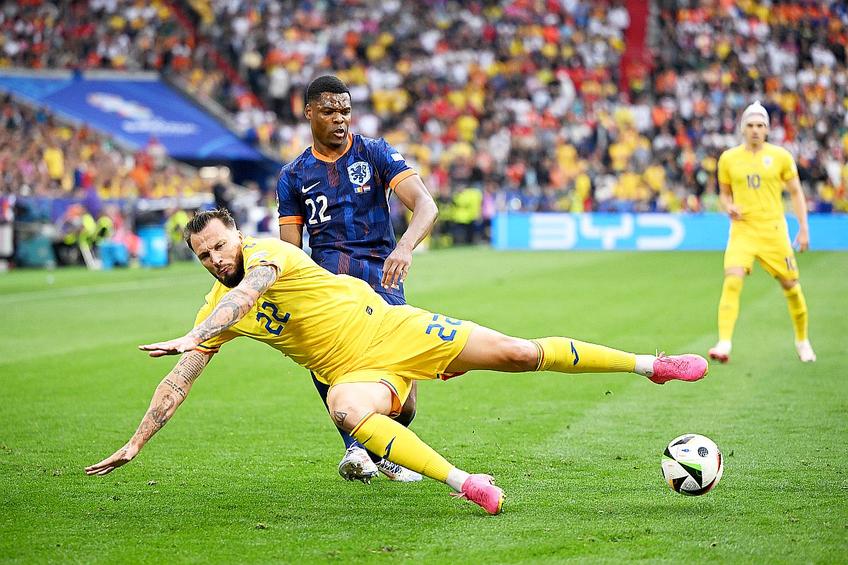 Vasile Mogoș, în duel cu Denzel Dumfries // foto: Guliver/gettyimages