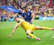 Vasile Mogoș, în duel cu Denzel Dumfries // foto: Guliver/gettyimages