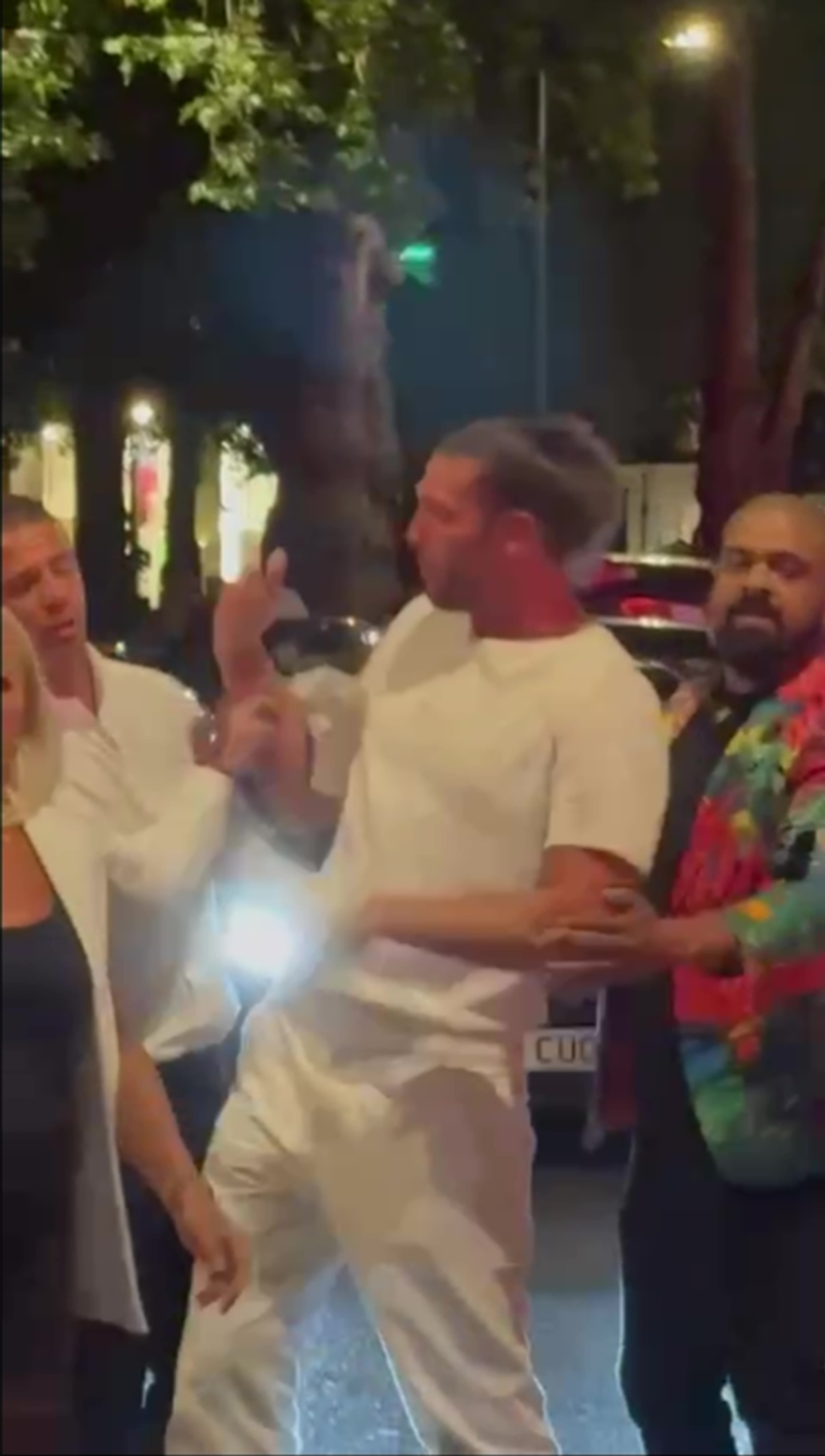 Andy Carroll s-a ales cu cămașa ruptă, după ce s-a bătut în stare de ebrietate