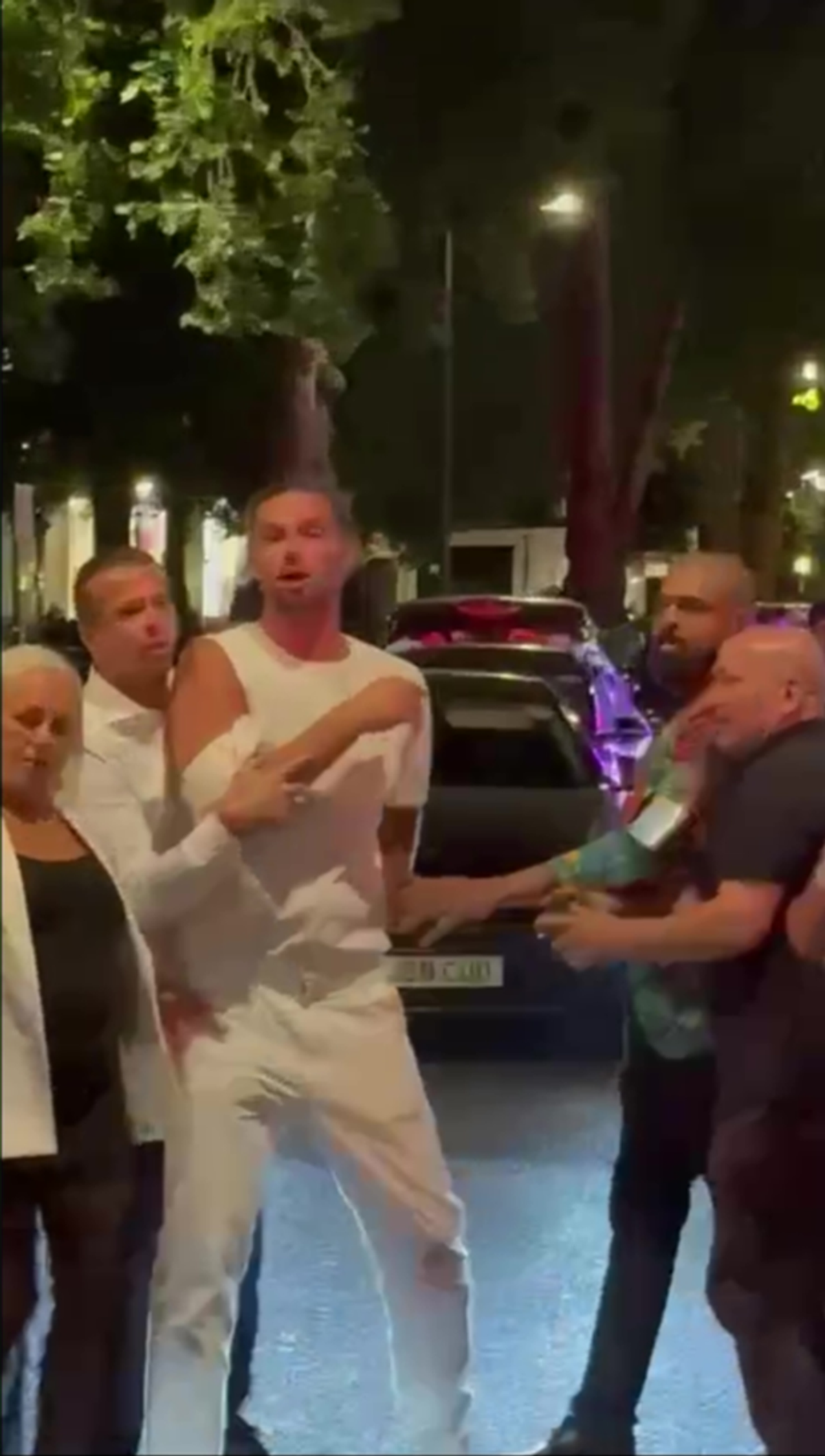 Andy Carroll s-a ales cu cămașa ruptă, după ce s-a bătut în stare de ebrietate