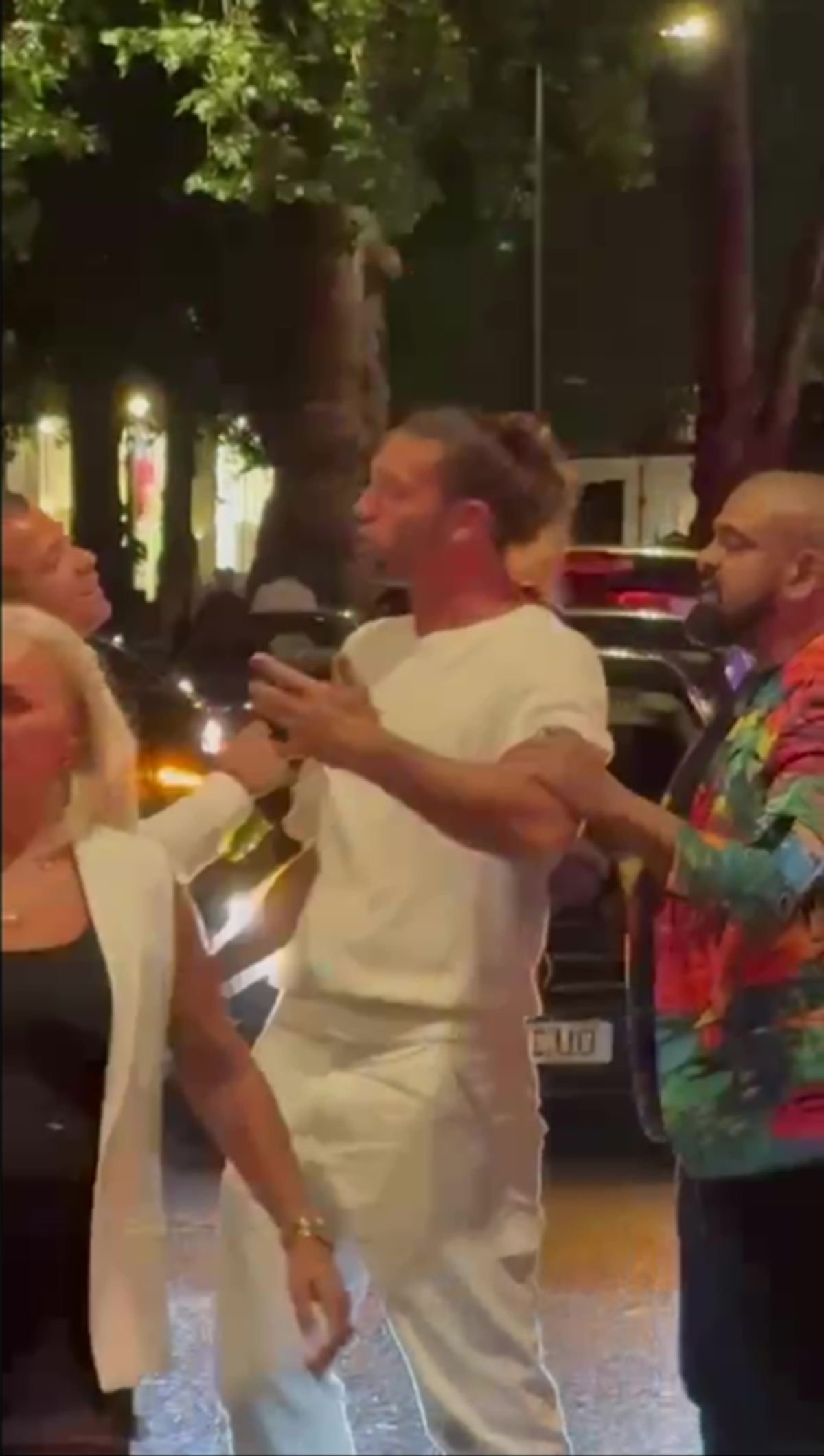 Andy Carroll s-a ales cu cămașa ruptă, după ce s-a bătut în stare de ebrietate