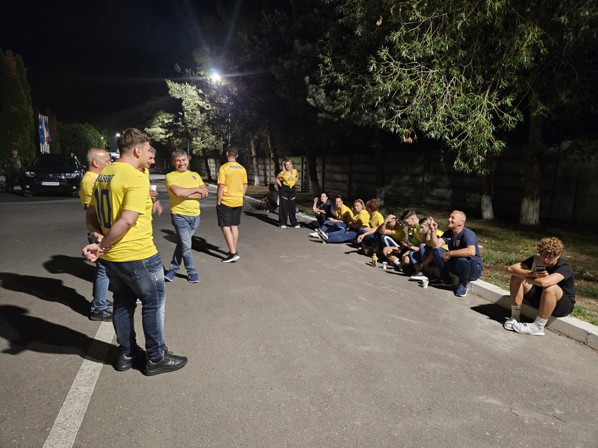Sute de fani s-au strâns la baza din Mogoșoaia pentru a-i aștepta pe „tricolori”