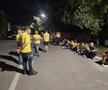 Sute de fani s-au strâns la baza din Mogoșoaia pentru a-i aștepta pe „tricolori” / foto: Marius Mărgărit