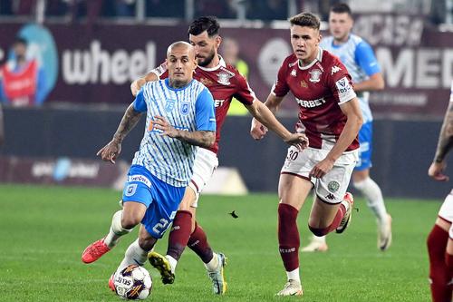 Alexandru Stan, urmărindu-l pe Mitriță într-un Rapid - Craiova // foto: Imago Images
