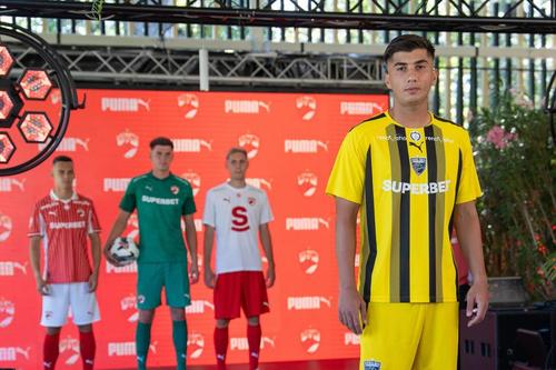 Alexandru Musi a prezentat astăzi unul dintre noile echipamente ale lui Dinamo. Foto: Facebook @Dinamo București