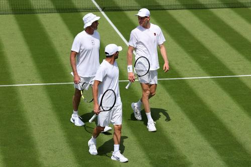 Darren Cahill, discutând cu Jannik Sinner/Foto: Getty Images