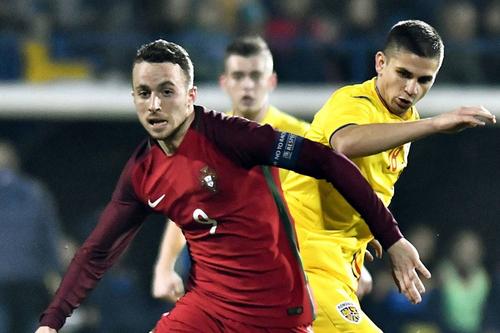 Diogo Jota, în duel direct cu Răzvan Marin, în cadrul meciului cu România U21, din preliminariile pentru EURO 2019. Foto: Imago