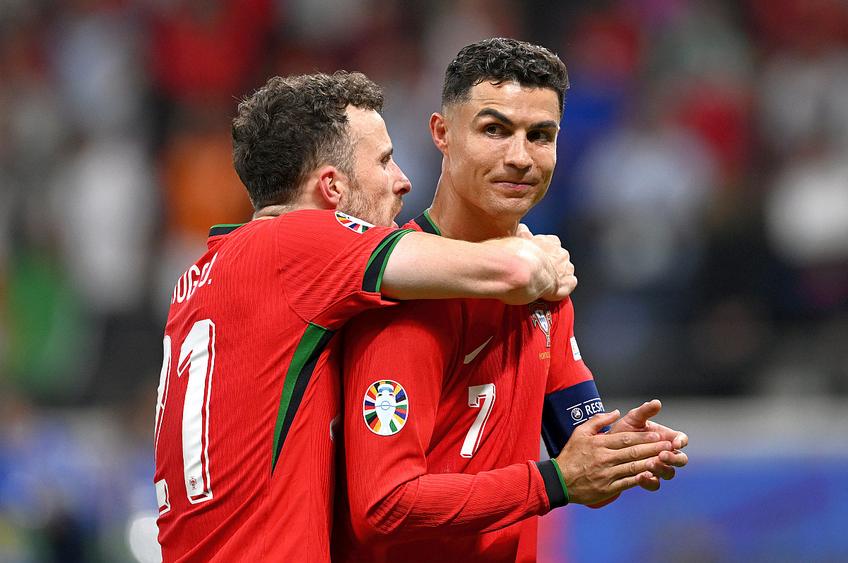 Cristiano Ronaldo, îmbrățișat de Diogo Jota // foto: Guliver/gettyimages