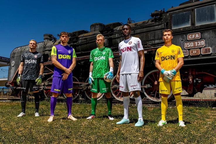 CFR Cluj și-a lansat noul echipament pentru sezonul 2025-2026. FOTO: Facebook @Fotbal Club CFR 1907 CLUJ