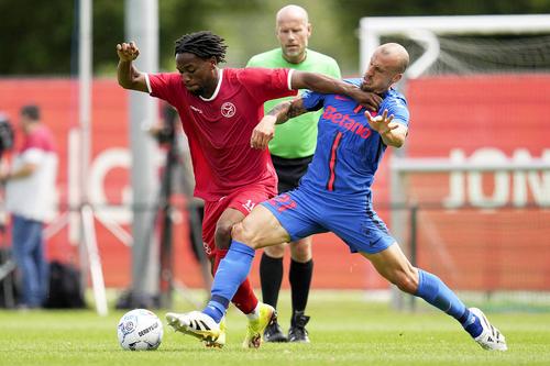 Unul dintre echipamentele cu care FCSB a jucat sezonul trecut // foto: Imago Images
