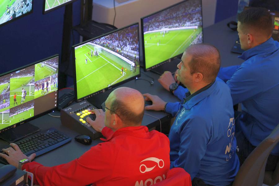 Arbitri români sunt „antrenați” pentru sistemul VAR. Foto: frf.ro Investiție majoră în fotbalul românesc! Superliga va beneficia de un simulator special: „Va fi un lucru fantastic!”