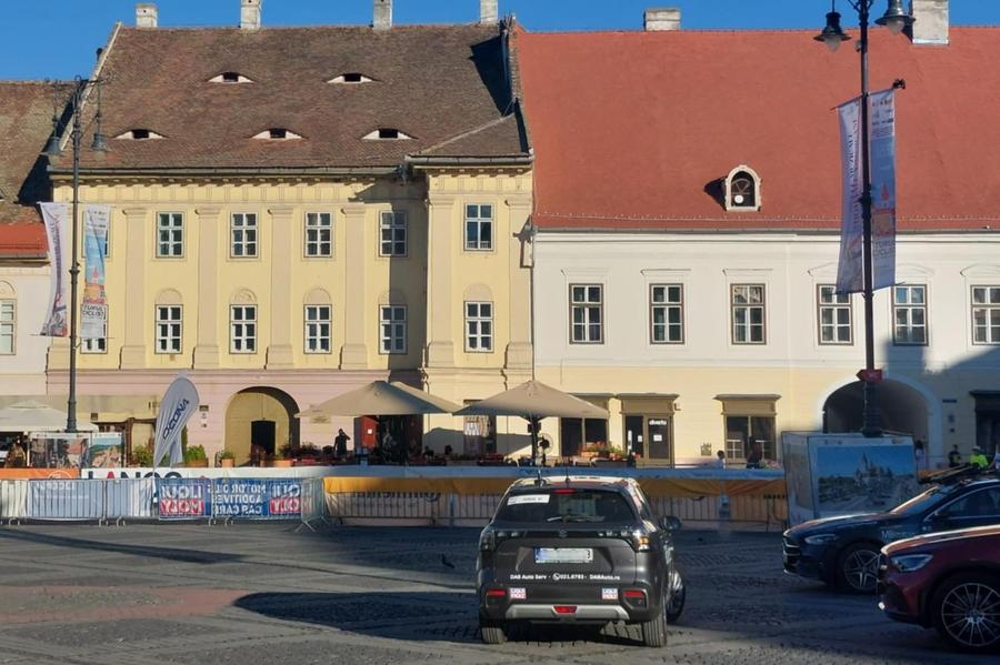 O puzderie de ochi privesc din acoperișuri linia de sosire Canadianul Riley Pickrell a câștigat prima etapă din Turul Sibiului 2025 » Plutonul se pregătește de o ascensiune gigantică, spre Bâlea Lac