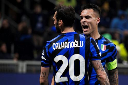 Calhanoglu vs Lautaro Martinez / Foto: Imago