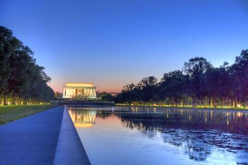 Bazinul ornamental de la Memorialul Lincoln din Washington