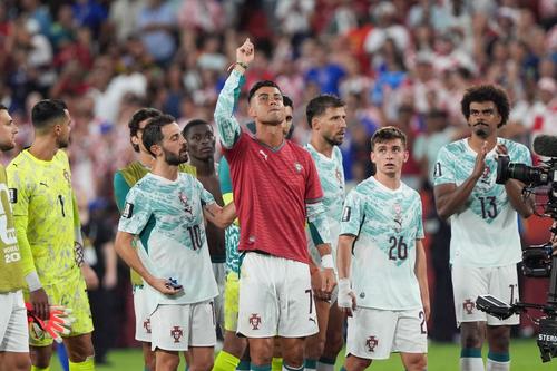 Cristiano Ronaldo, după fluierul final al partiei cu Croația, în tricoul lui Diogo Jota, coechipierul decedat într-un accident-auto / Foto: Imago