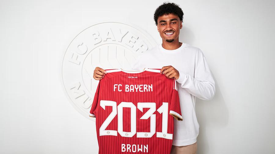 Nathaniel Brown, prezentat oficial la Bayern Munchen // foto: fcbayern.com Bayern Munchen a cheltuit peste 100 de milioane de euro în două zile » Bavarezii l-au prezentat pe fundașul de la națională