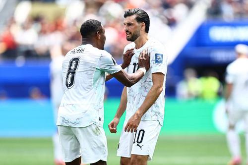 David Alaba îl împinge pe Florian Grillitsch / Foto: Imago