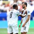 David Alaba îl împinge pe Florian Grillitsch / Foto: Imago