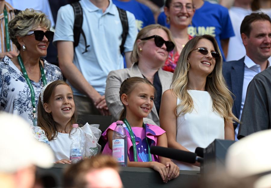 Tara Djokovic în tribune la meciul tatălui său FOTO Guliver/GettyImages Novak Djokovic și-a explicat gesturile pe care le-a făcut la finalul partidei din turul al treilea de la Wimbledon: „Nu cred că a fost chiar extraordinar”