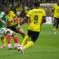 Mexicanul Julian Quinones (stânga), în duel cu atacantul ecuadorian John Yeboah, în „16-imile” CM 2026 / Foto: Imago