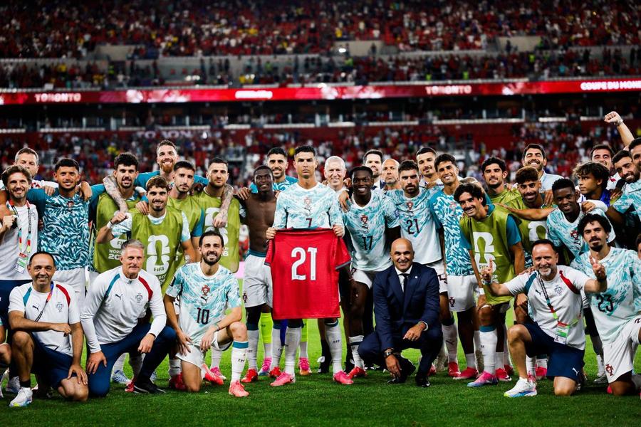 Cristiano Ronaldo și colegii din naționala Portugaliei nu l-au uitat de Diogo Jota, fostul internațional dispărut într-un tragic accident de mașină, pozându-se cu tricoul acestuia cu numărul 21 / Foto: Facebook Bleacher Report Premoniția lui Cristiano Ronaldo înaintea calificării: „Simțeam că se va întâmpla. M-am bazat pe instinct!”