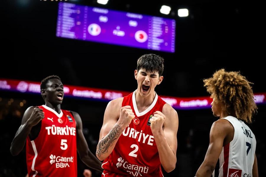 Turcia, condusă de Darius Căruțașu și Omer Kutluay, s-a calificat în semifinalele Mondialului U17, eliminând Franța