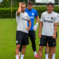 Risto Radunovic, dreapta, urmează să fie înlocuit în „11”-le FCSB-ului de Superliga de către Ricardo Pădurariu, jucător care bifează regula U21, foto: facebook.com/FCSBOfficial