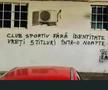 Ultrașii din Peluza Sud au scris pe pereți, în diverse locații, următorul mesaj: „Club Sportiv fără identitate / Vreți 5 titluri într-o noapte”.