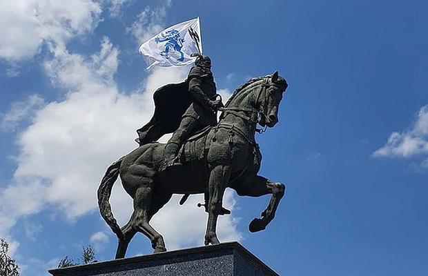 CRAIOVA - CFR Cluj. Fanii Craiovei își văd de drumul lor! Ce au făcut la statuia lui Mihai Viteazul cu câteva ore înainte de derby: „Aduceți titlu'-n Bănie!”