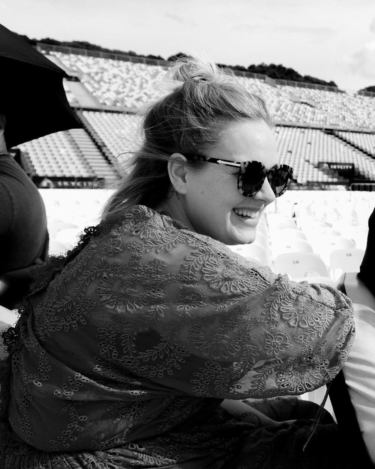 FOTO Cum a pierdut Adele aproape 50 de kg » Cântăreața e de nerecunoscut în cea mai recentă poză postată!