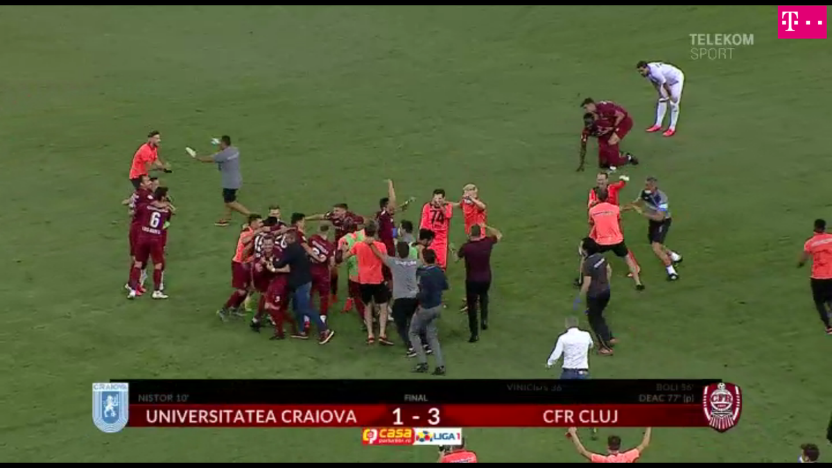 CFR CAMPIOANĂ // FOTO Agonie și extaz pe „Oblemenco” după finala campionatului » Clujenii - euforici, oltenii - de neconsolat
