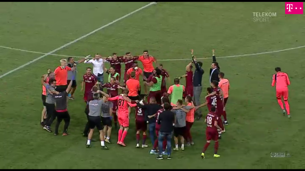 CFR CAMPIOANĂ // FOTO Agonie și extaz pe „Oblemenco” după finala campionatului » Clujenii - euforici, oltenii - de neconsolat