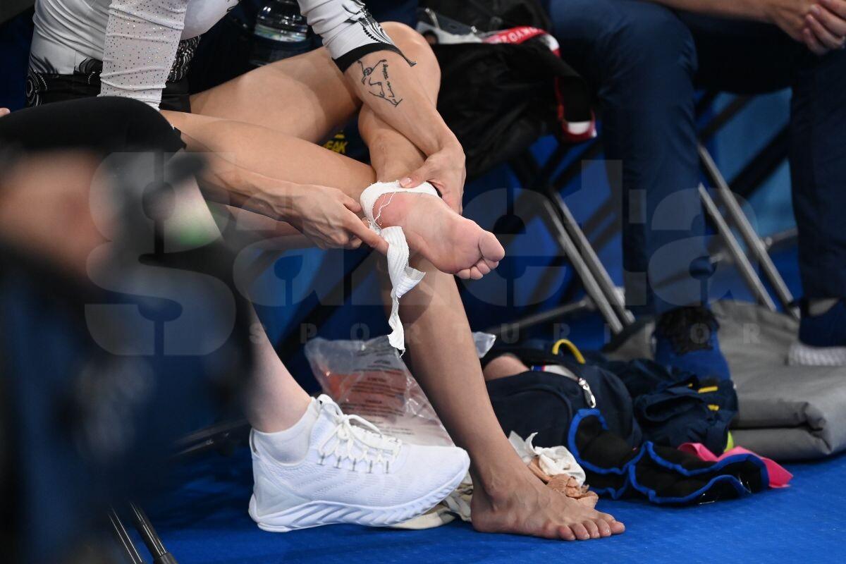 Momentul în care Larisa Iordache își dă seama că nu poate concura în finala de la bârnă » Imagini dureroase surprinse în sală de fotoreporterul GSP
