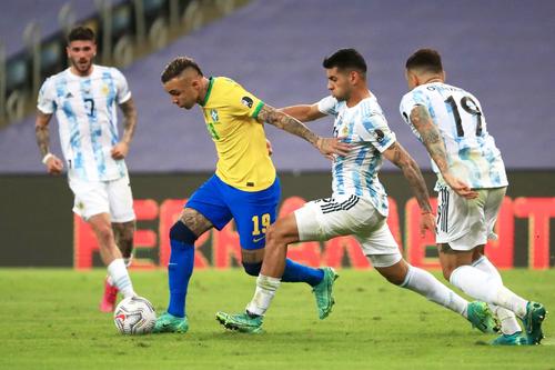 Cristian Romero luptă pentru balon în finala Copa America 2021 // foto: Guliver/gettyimages