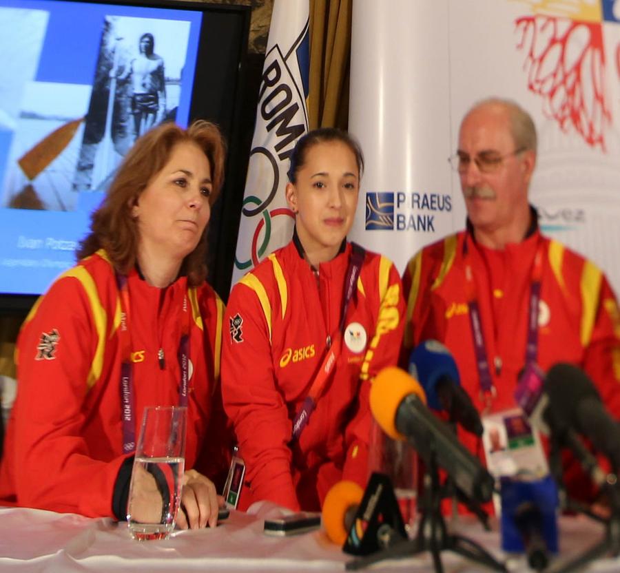 Mariana Bitang, Larisa Iordache și Octavian Bellu în 2012, la Jocurile Olimpice de la Londra, la o conferință de presă FOTO Raed Krishan Fostele eleve îi fac un portret emoționant Marianei Bitang, care azi împlinește 60 de ani: „Doamna de fier