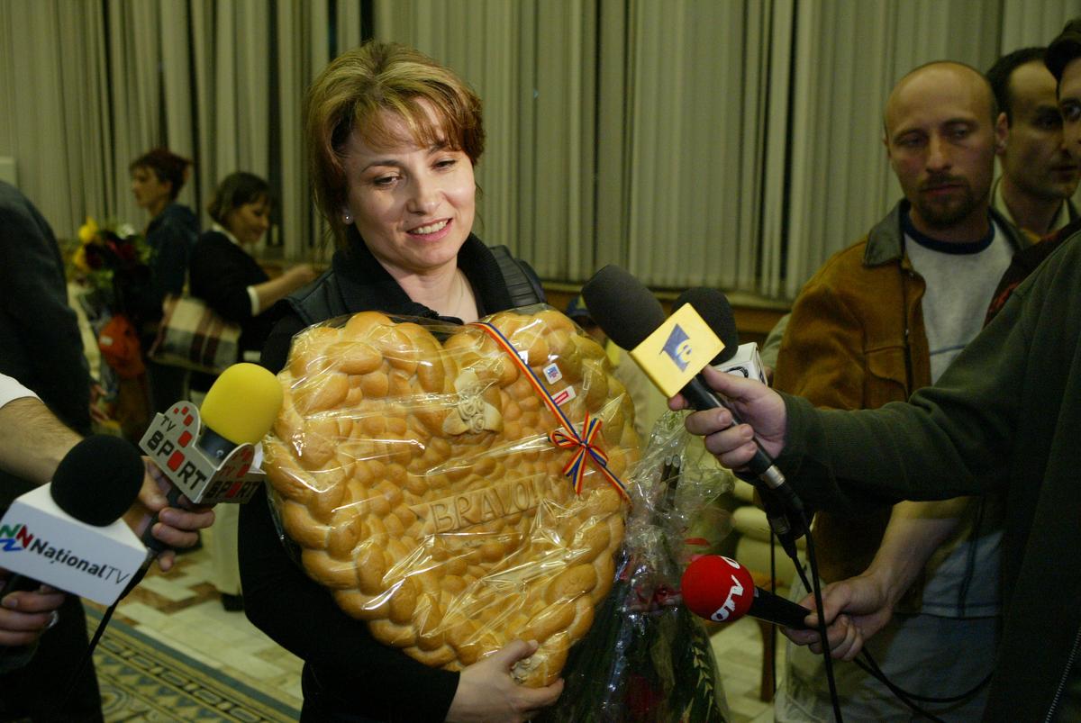 Fostele eleve îi fac un portret emoționant Marianei Bitang, care azi împlinește 60 de ani: „Doamna de fier" doar în sală, altfel „îți dă și cămașa de pe ea dacă ai nevoie de ceva"