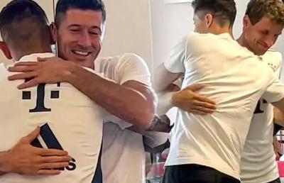 Ce cadou le-a făcut Robert Lewandowski foștilor colegi de la Bayern, după revenirea de o zi la Munchen