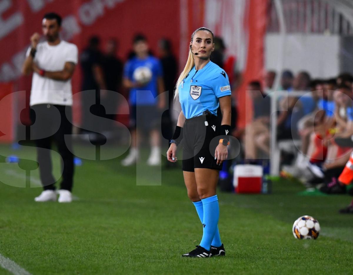 Emanuela în centrul atenției » Arbitra de rezervă de la FCSB - CSKA 1948 Sofia a furat toate privirile la sosirea la stadion