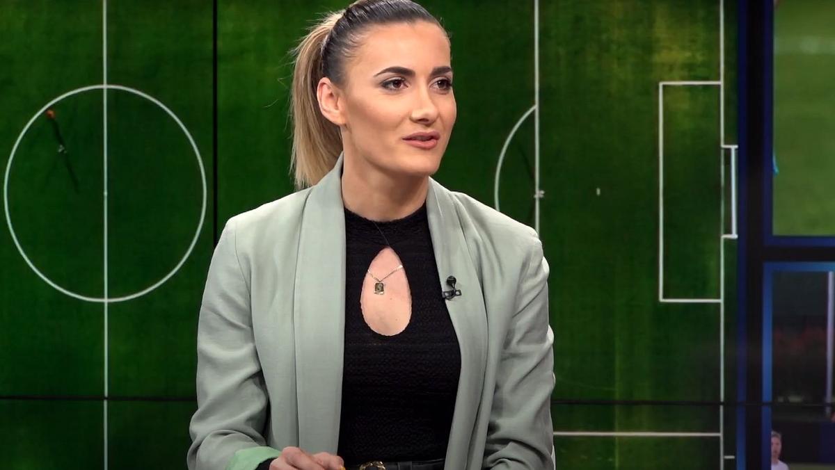 Emanuela în centrul atenției » Arbitra de rezervă de la FCSB - CSKA 1948 Sofia a furat toate privirile la sosirea la stadion