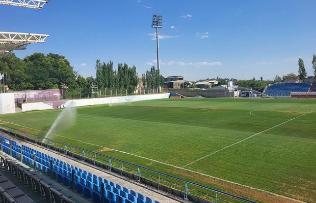 Cum arată stadionul pe care Farul joacă meciul decisiv contra lui Urartu » Construit în 2008, fără o peluză și cu gazon de județeană