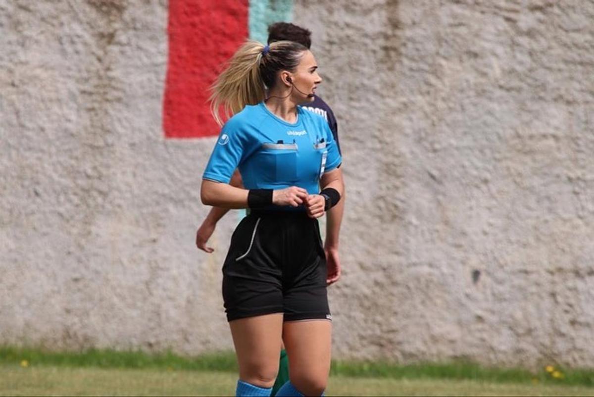 Emanuela în centrul atenției » Arbitra de rezervă de la FCSB - CSKA 1948 Sofia a furat toate privirile la sosirea la stadion