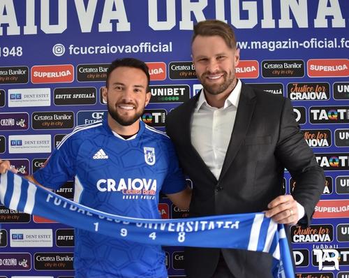 Giovanni Piccolomo (stânga) și impresarul său, Ricardo Scheidt, la prezentarea mijlocașului la FCU Craiova, 6 februarie 2023 FOTO: FCU Craiova