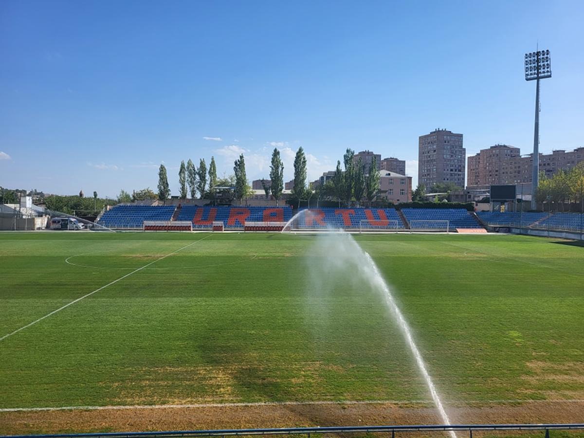 Cum arată stadionul pe care Farul joacă meciul decisiv contra lui Urartu » Construit în 2008, fără o peluză și cu gazon de județeană