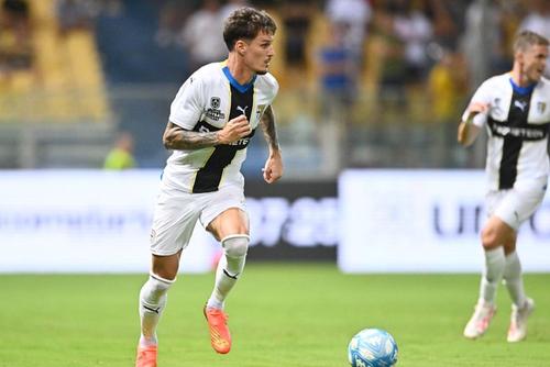 Dennis Man oscilează mereu la Parma. Foto: Instagram
