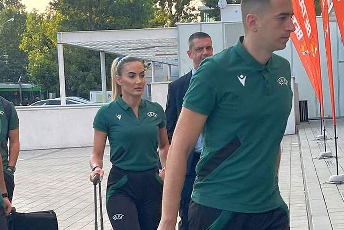 Emanuela în centrul atenției » Arbitra de rezervă de la FCSB - CSKA 1948 Sofia a furat toate privirile la sosirea la stadion