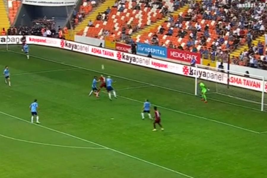 Momentul în care Bîrligea lovește bara / Captură Prima Sport Frustrare în „infern” » Speranțele lui CFR Cluj s-au năruit în prelungiri cu Adana Demirspor, deși românii aveau om în plus