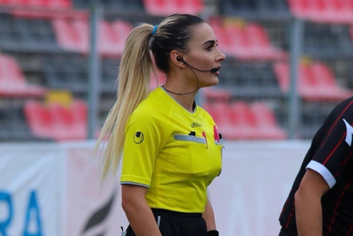 Emanuela în centrul atenției » Arbitra de rezervă de la FCSB - CSKA 1948 Sofia a furat toate privirile la sosirea la stadion