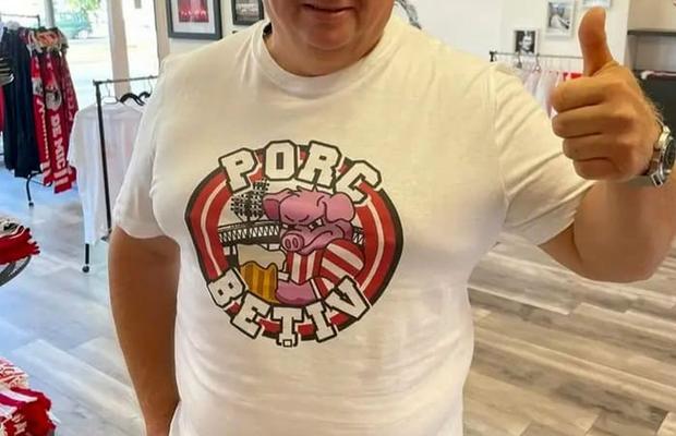„Porc bețiv” » Suporterii au reacționat inedit, după ce soția angajatului de la club i-a jignit fără menajamente: „Stați dracului acasă!”